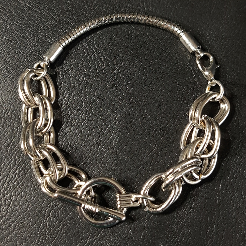 Modernist Women's Silver Tone Bracelet 8 Inches